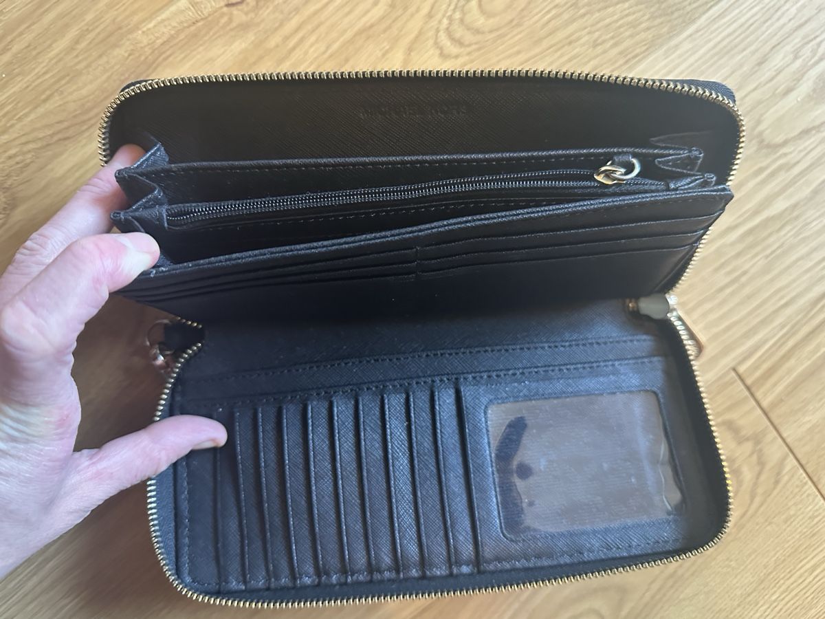 Michael Kors Portafogli: Portefeuille Michael Kors noir – Usato da Sonceboz-Sombeval venduto da cha_fv9q 2
