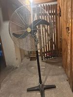 Retro Standventilator mit Gusseisenfuss