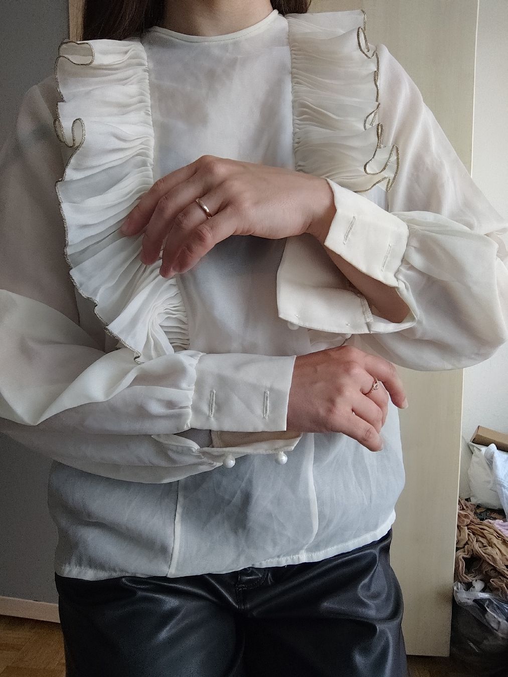 Camicette: vintage ruffled sheer blouse, cream, size S-M – Usato da Mägenwil venduto da VintageGirly 5