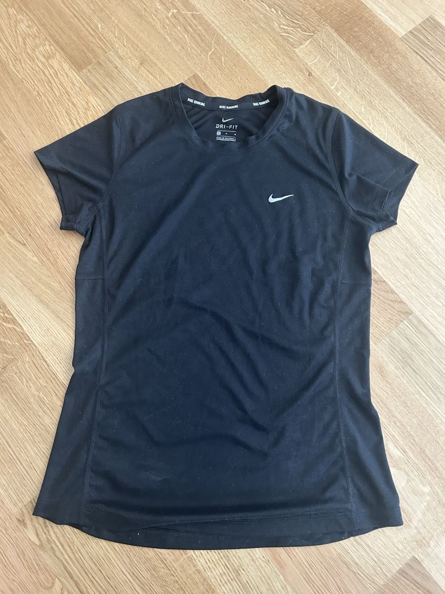 Nike T-shirts: Nike Dry Fit Shirt Grösse M – D'occasion à Uster par xBeccax