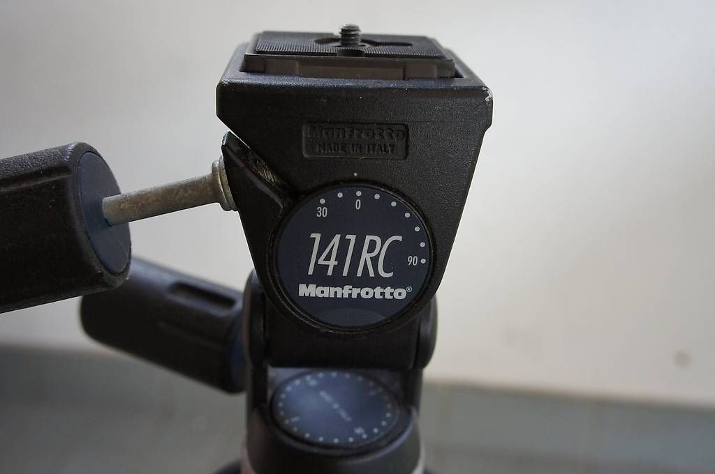Treppiedi & Teste: MANFROTTO 055AB + 141RC – Usato da Ollon VD venduto da polopan 1