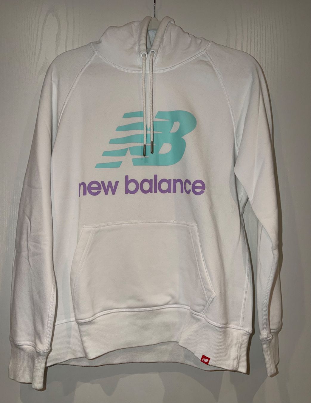 New Balance Maglioni & Felpe: New Balance Kapuzenpullover weiss mit Logo – Nuovo (secondo la descrizione) da Volketswil venduto da xenia19986a
