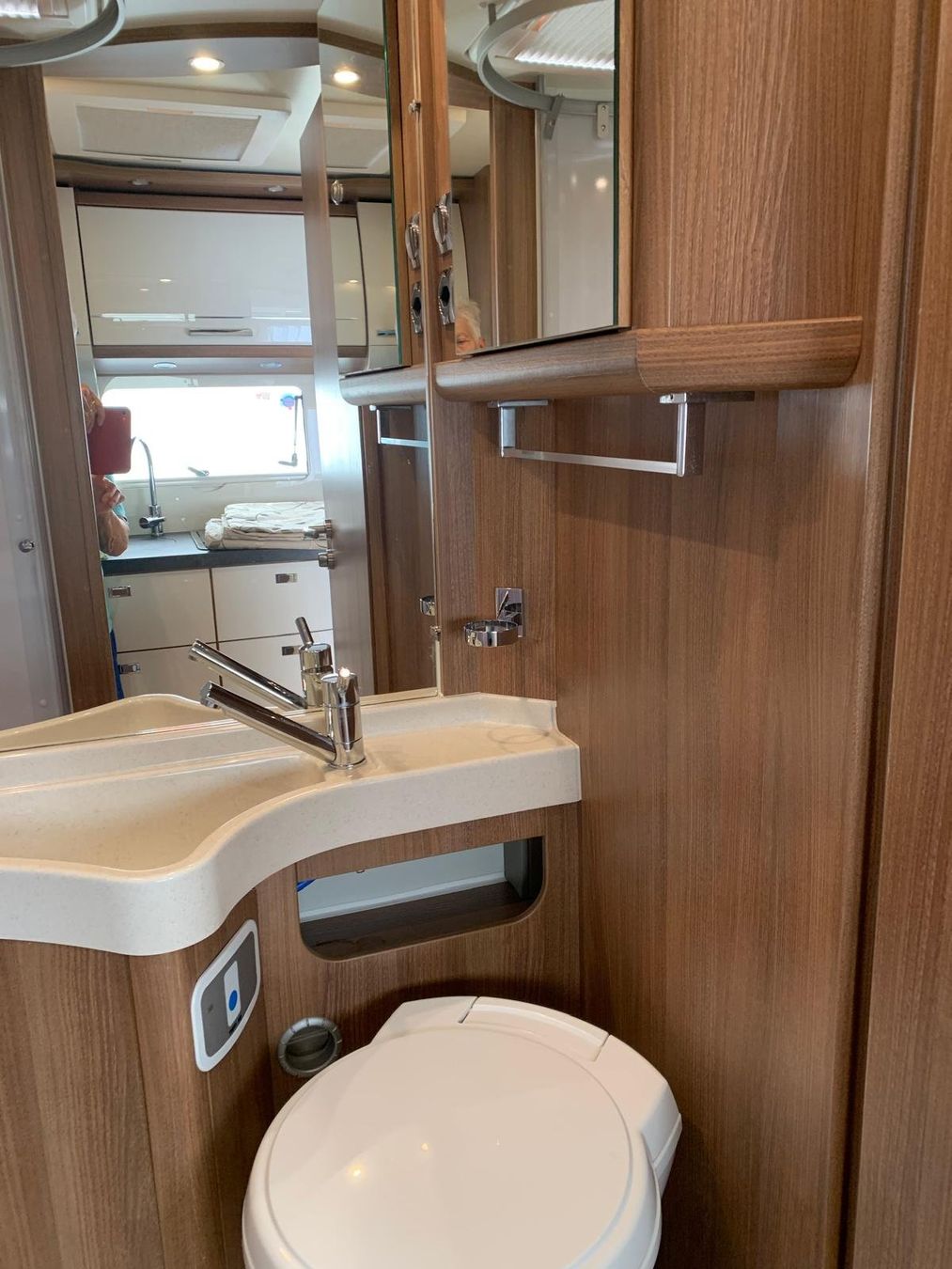 Carthago Camping Fahrzeuge: Wohnmobil Carthago c - Tourer T 143 LE – Gebraucht aus Füllinsdorf von Kater46 3