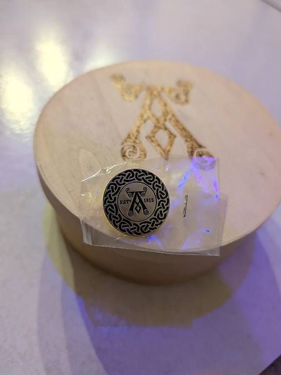 Plaketten & Abzeichen: Aarberg pin's avec boîte en bois – Neu (gemäss Beschreibung) aus Sonceboz-Sombeval von michael.l