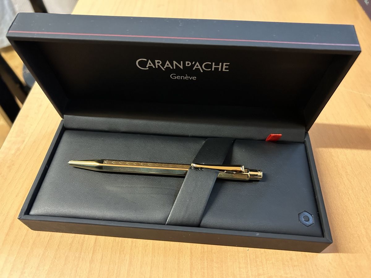 Caran D'Ache Penna & Evidenziatori: Caran d‘ache ECRIDOR CHEVRON vergoldet – Nuovo e nell'imballaggio originale da Oberentfelden venduto da Kammervogel