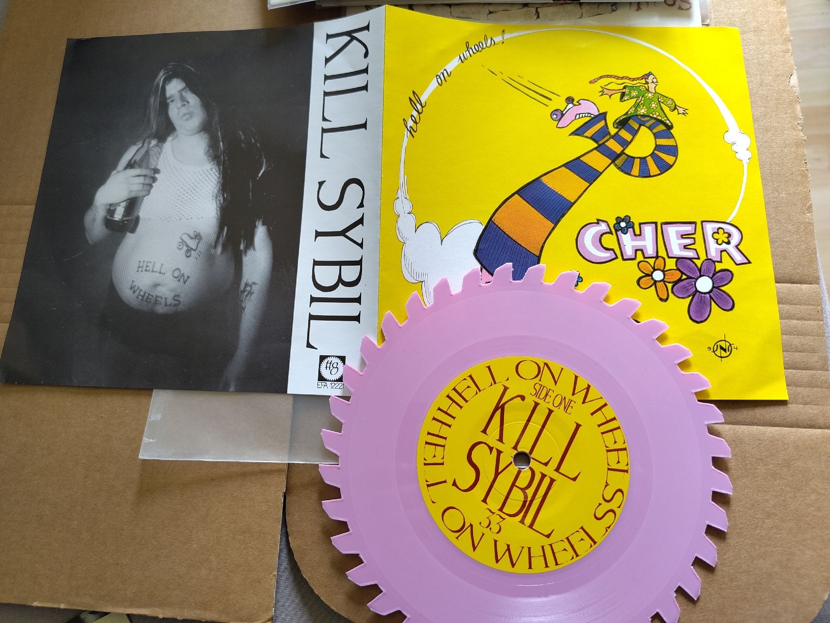 Dischi in vinile: Kill Sybil / Cher - Hell On Wheels 7" Single Pink Vinyl – Usato da Büsserach venduto da Bey23
