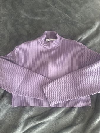 Lila gerippter Pullover
