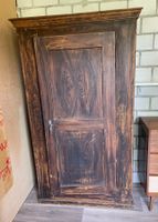 Antiker Schrank aus Holz