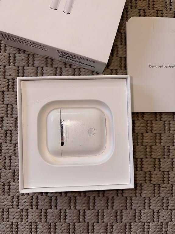 Cuffie: Apple AirPods 2. Generation Ladecase – Usato da Löhningen venduto da and_q8st 1