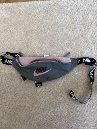 Sac banane Nike gris et rose logo Air