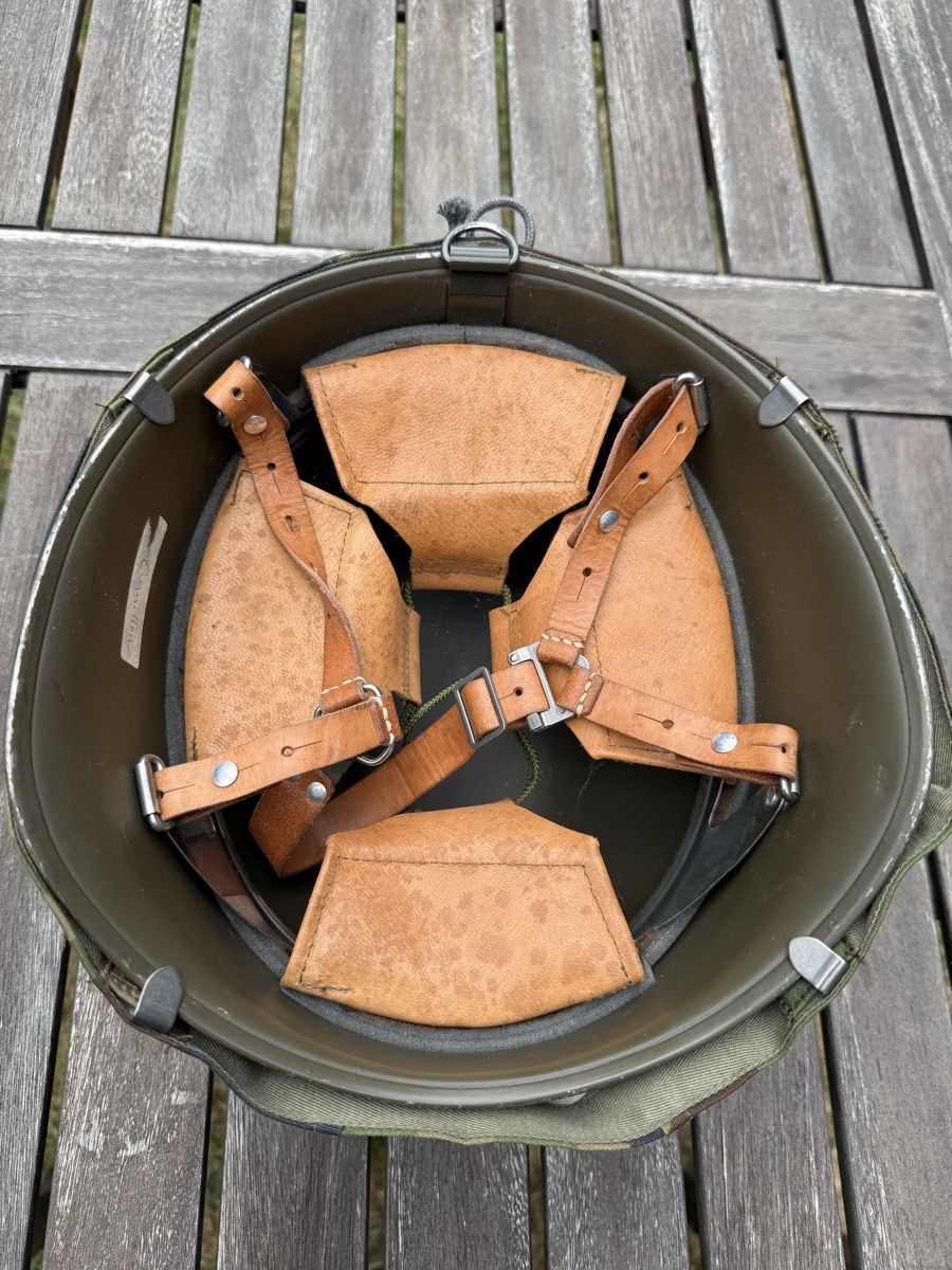 Schweizer Armee Uniformi: Casque M71 avec camouflage (1) – Usato da Fribourg venduto da Ardoffel 2