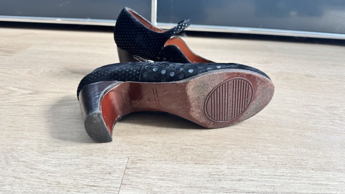 Chie Mihara Scarpe da donna: Chi Mihara Wildleder Pumps mit Riemchen, Grösse 37,5 – Usato da St. Niklausen LU venduto da Ispaar 3