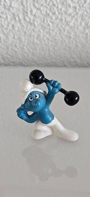Figuren: Schlumpf Gewichtheber – Gebraucht aus Kestenholz von Schwogi