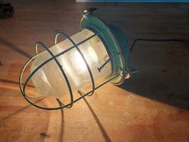 Coole antike Bunkerlampe mit Gitter Industrial / Vintage