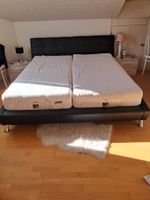 Schwarzes Doppelbett mit Lattenrost und Matratzen