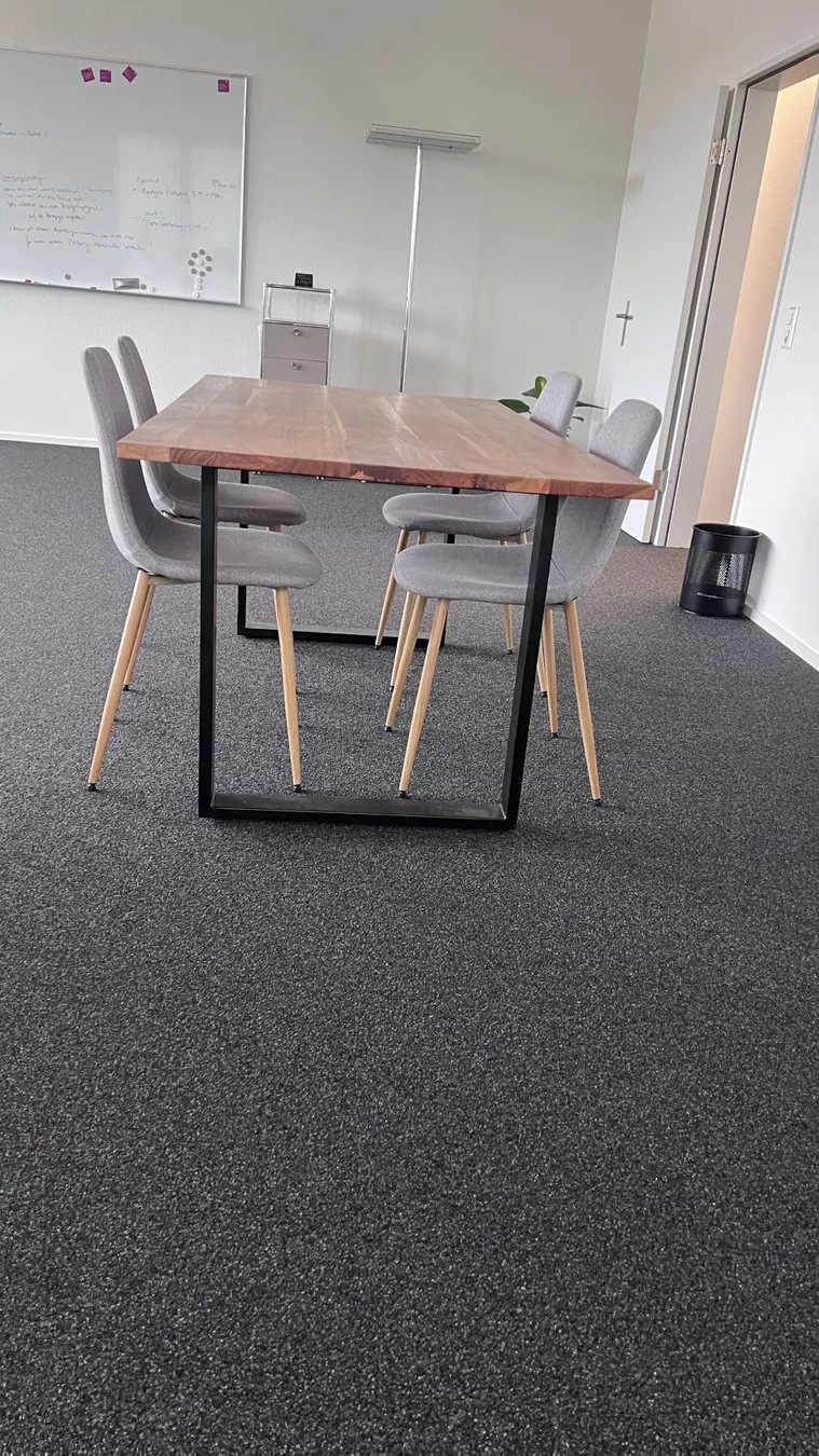 Set di tavolo e panche: Moderner Holztisch mit 4 Stühlen – Usato da Zug venduto da Knoedle12 1