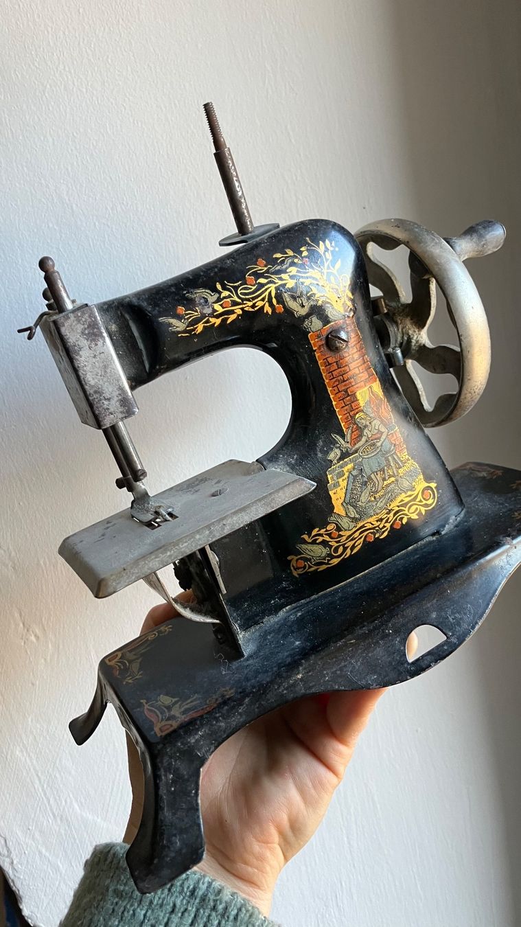 Giocattoli: Ancienne machine à coudre jouet vintage – Usato da St-Cierges venduto da LeRegain 5