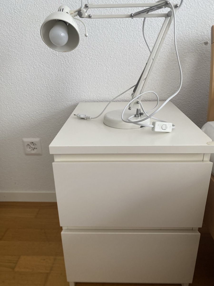 Ikea Tables de nuit: Zwei Nachtische mit Lampen – D'occasion à Urtenen- Schönbühl par windowshopper