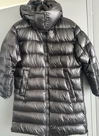 Moncler Daunenmantel schwarz mit Kapuze Gebrauchsspuren
