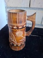 Rustikaler Holzbierkrug, handgeschnitzt, 20cm hoch.