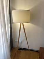 Stehlampe Holz Dreibein Lampenschirm Weiss guter Zustand