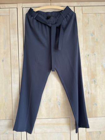 Elegante, dunkelblaue Hose mit Gürtel von FFC, nie getragen!