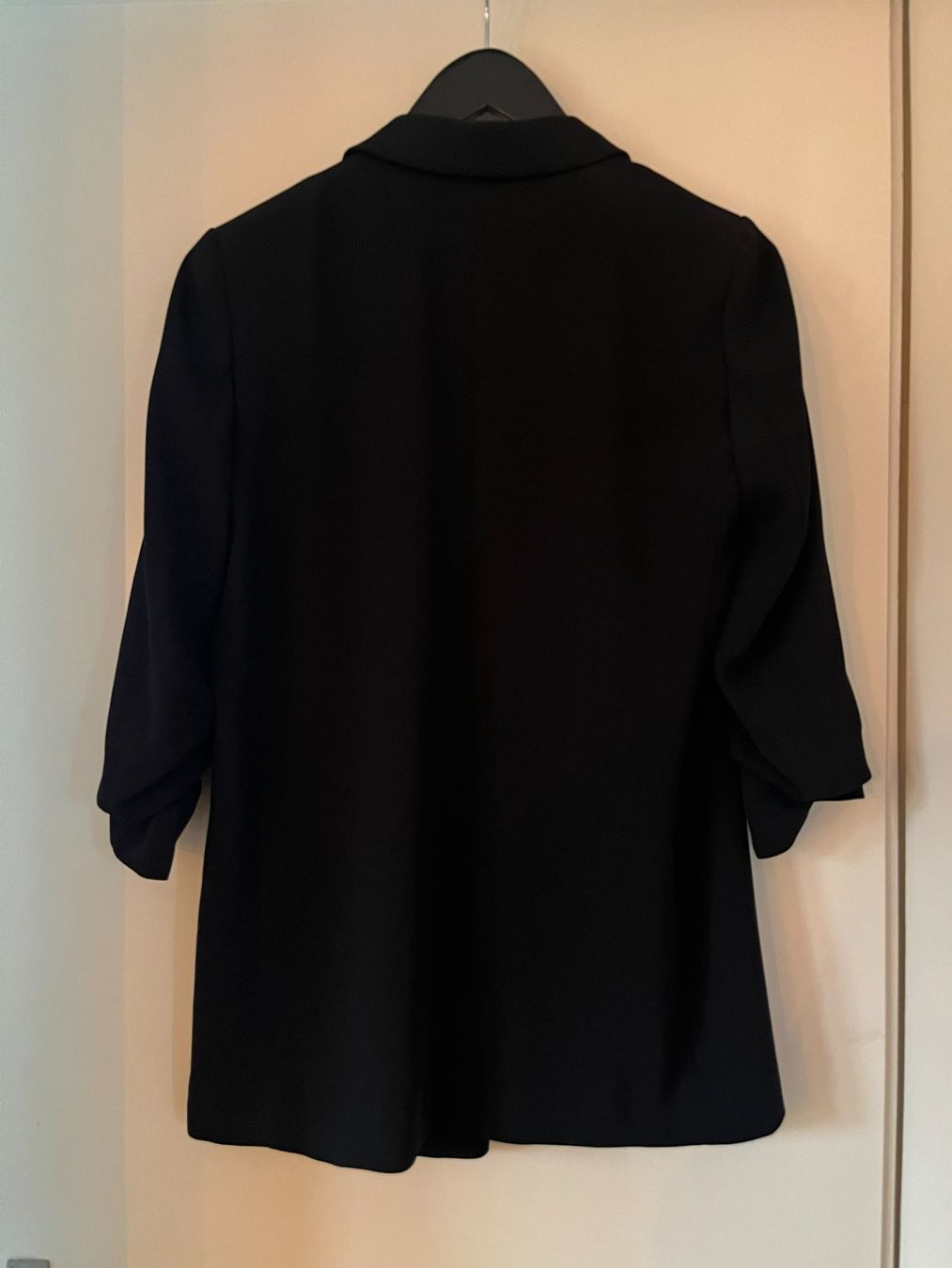 H&M Giacche: Black blazer with ruffled sleeves – Usato da Winterthur venduto da L.K.I. 1
