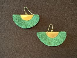 NEU Grüne Boho Fächer Quasten Ohrringe mit goldenem Detail