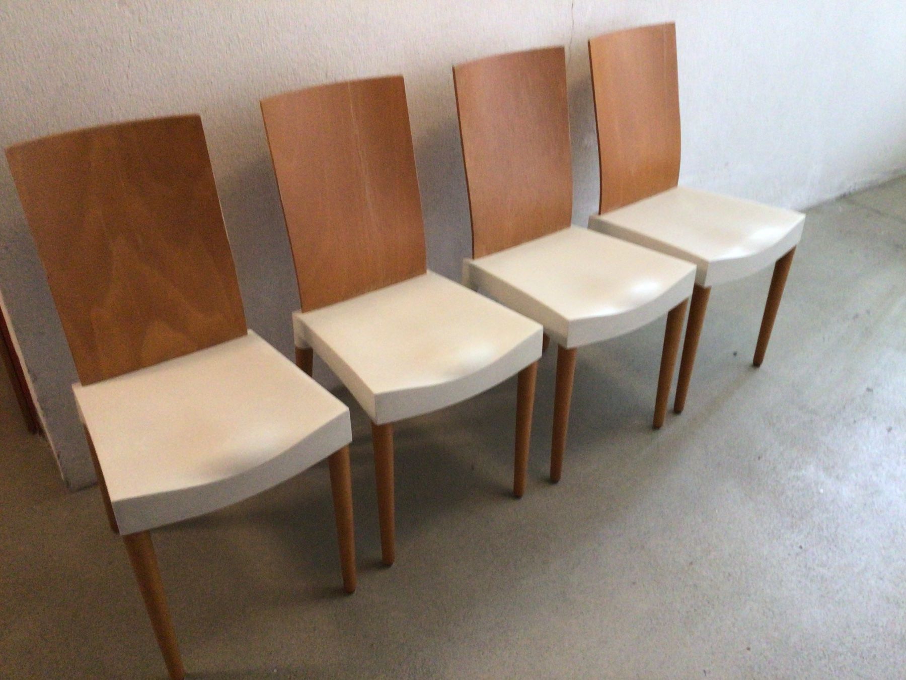 Stühle: 4 Esszimmer-Designerstühle – Gebraucht aus arth von Tasalo 1