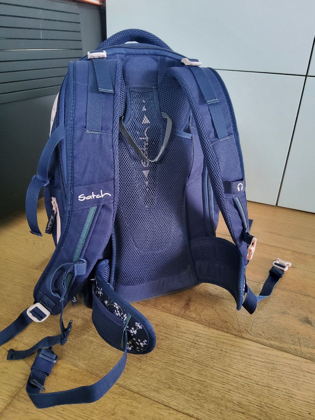 Satch Kindertaschen: Satch Schulrucksack blau mit Blumenmuster – Gebraucht aus Hinwil von Nabe1 1
