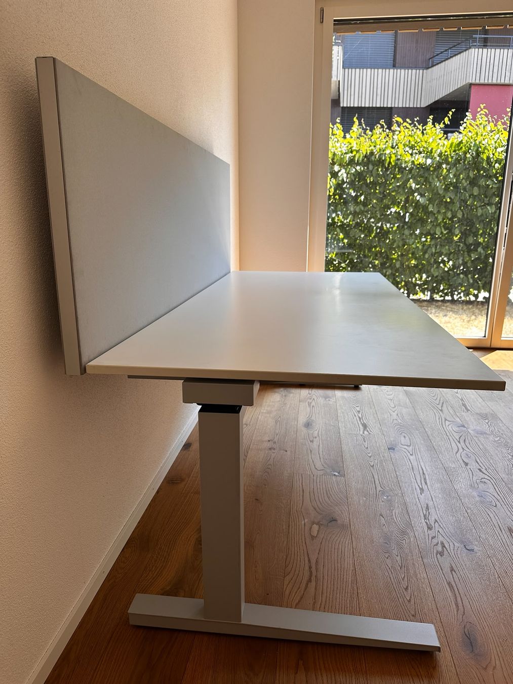 Bureaux: Stehpult - elektrisch verstellbar  – D'occasion à Nottwil par amb2206 1