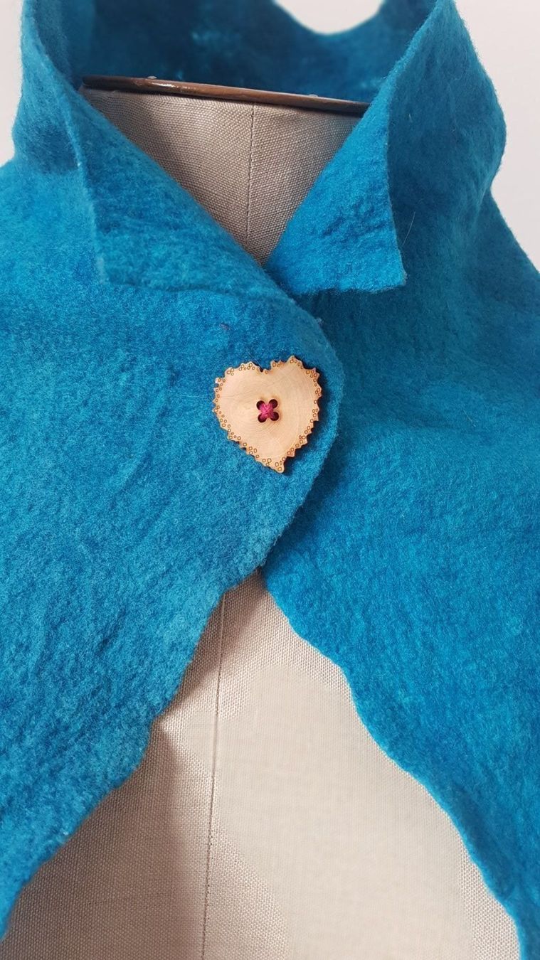 Altro in  Abbigliamento & Accessori: Petite cape faite à la main neuve – Nuovo (secondo la descrizione) da Goumoens-le-Jux venduto da Zazu18 5