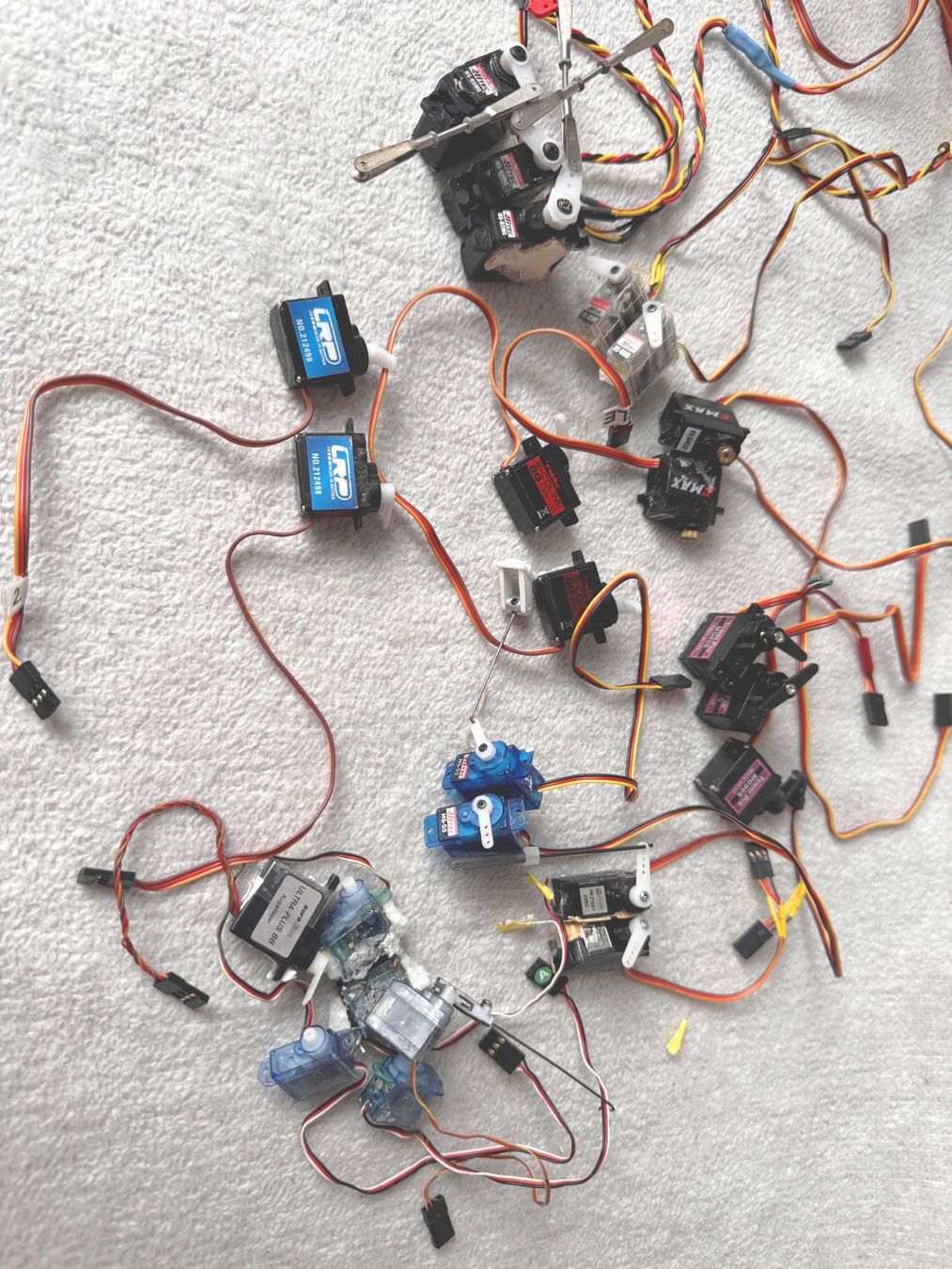 Modellismo RC: RC SERVOS Servo 24stk getestet diverse – Usato da Zürich venduto da Malco0