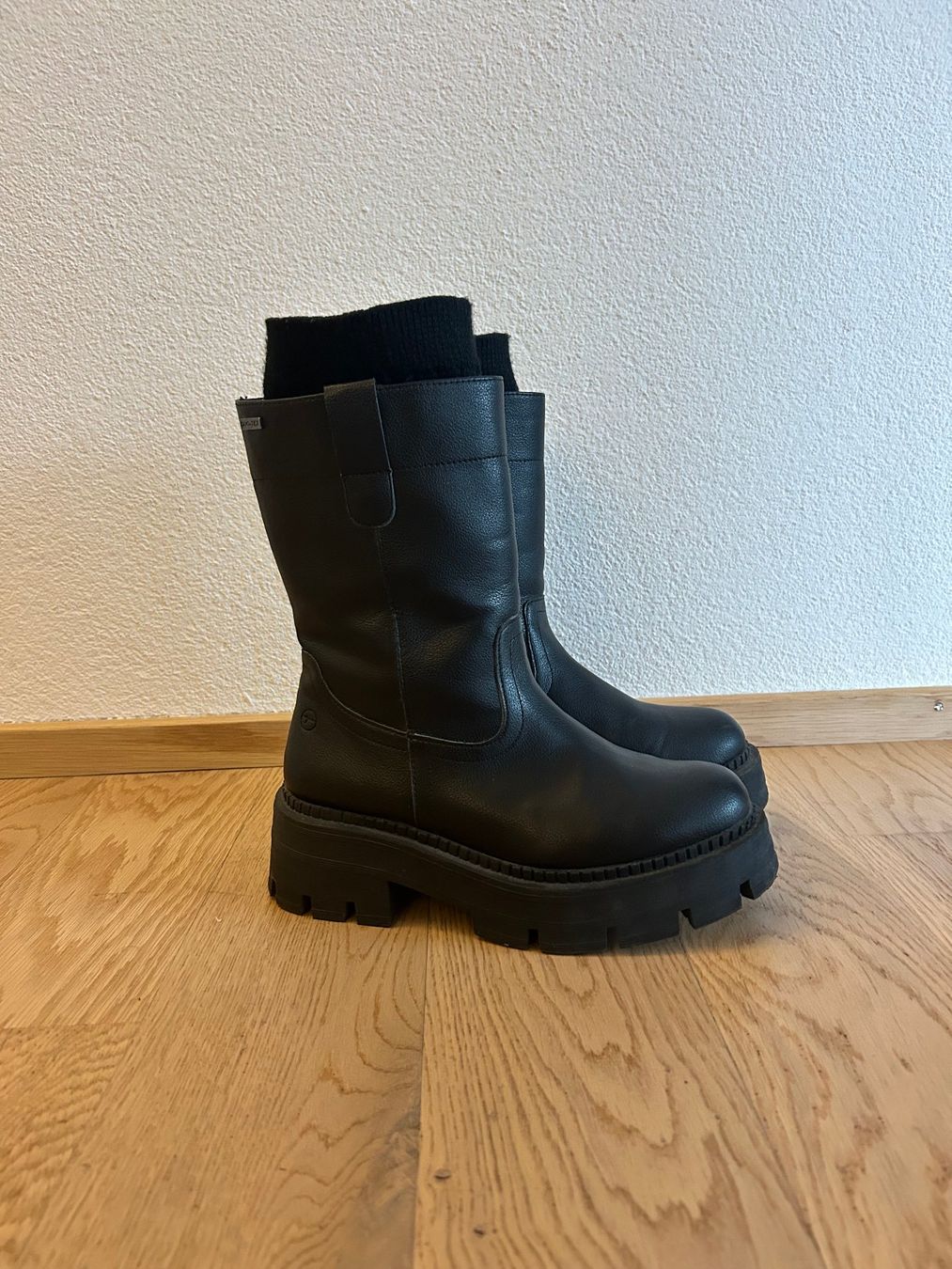 Tamaris Scarpe da donna: Plateaustiefel schwarz von Tamaris – Usato da Riedholz venduto da rebeccas