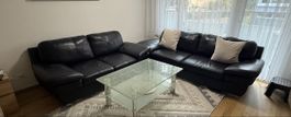 Set: Leder-Sofa-Garnitur (2- & 3-Sitzer) + Glas-Salontisch