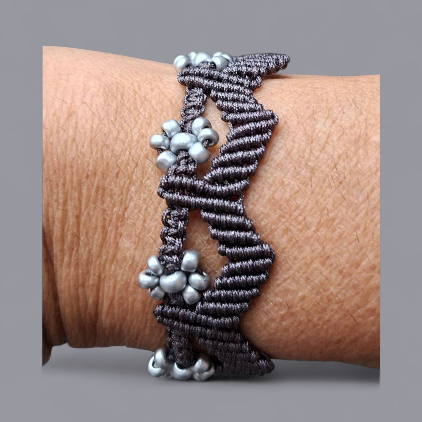 Bracciali & Braccialetti: Handgemachtes breites Armband mit Blumenmuster, Anthrazit – Nuovo (secondo la descrizione) da Luzern venduto da Bbig 2