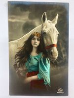 Fotopostkarte Frau mit Pferd Handkoloriert - um 1920 Antik