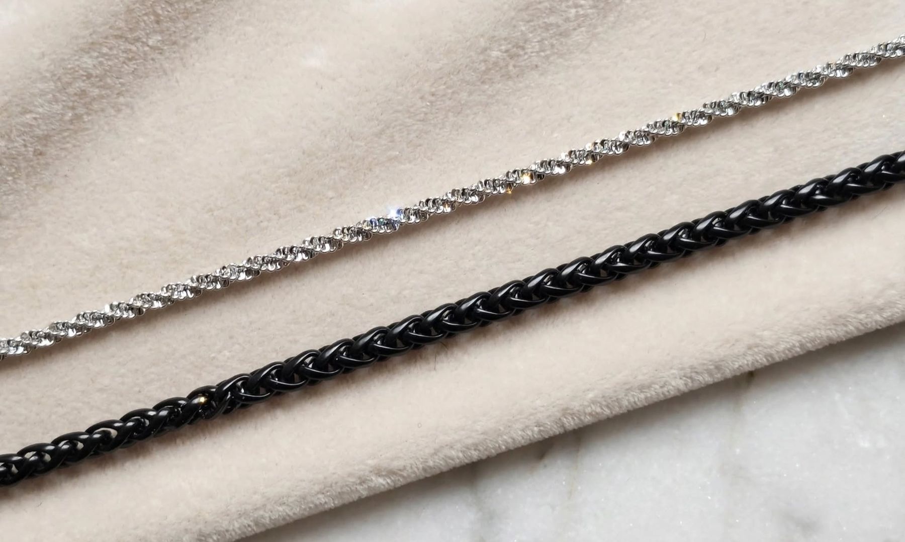 Catenine: Set di due collane in colore nero e argento stile moderno – Nuovo (secondo la descrizione) da Giubiasco venduto da Stefaniav 4