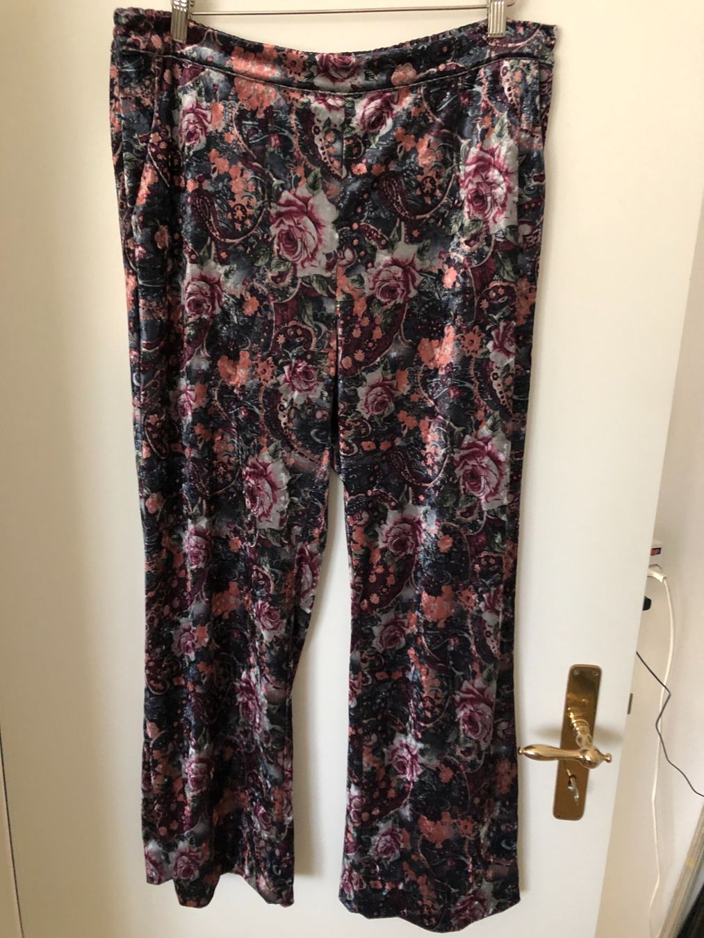 Pantaloni: Samthose mit Blumenmuster, Gr. 44, Herbst/Winter Top! – Usato da Arlesheim venduto da OmnIa55