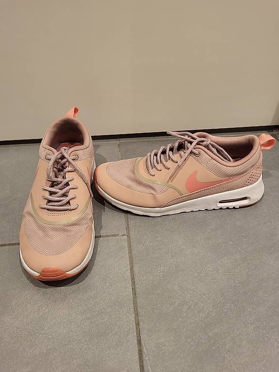 Nike Scarpe da donna: Nike Turnschuhe Grösse 37.5 – Usato da Bonstetten venduto da _YamaYa_