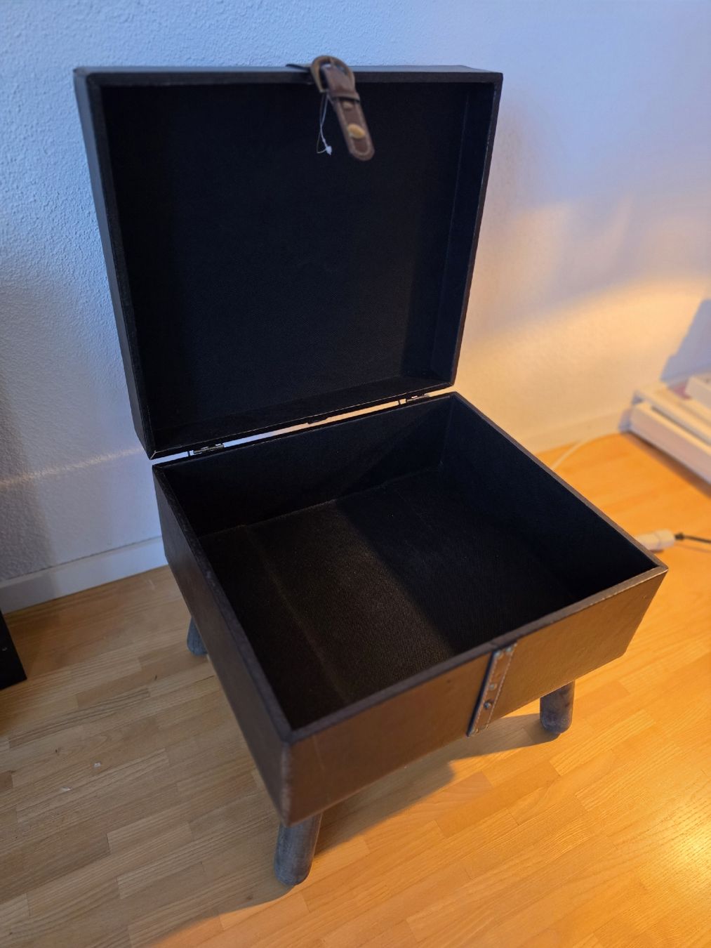 Hocker: Hocker mit Stauraum schwarz Lederoptik – Gebraucht aus St. Gallen von Klemensa 1