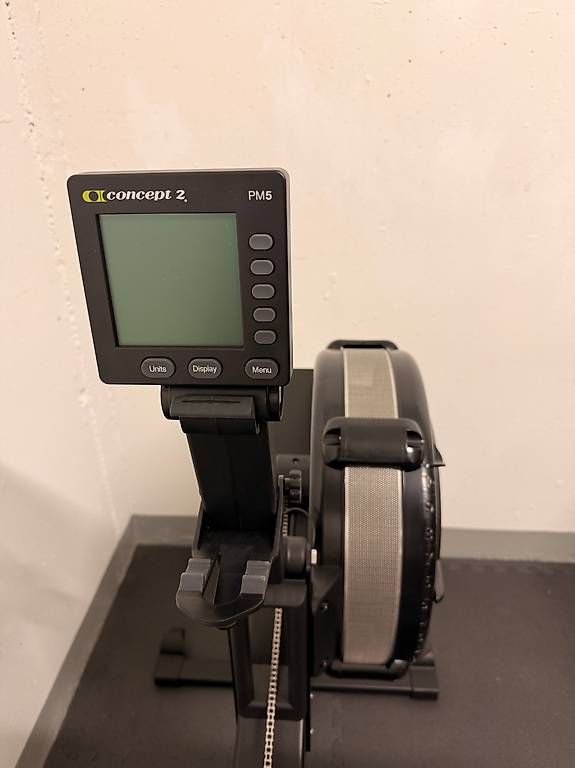 Concept 2 Hometrainer: Concept2 Rudergerät RowERG PM5 Motor, Standardhöhe – Usato da Zürich venduto da Knoedelwumms 2