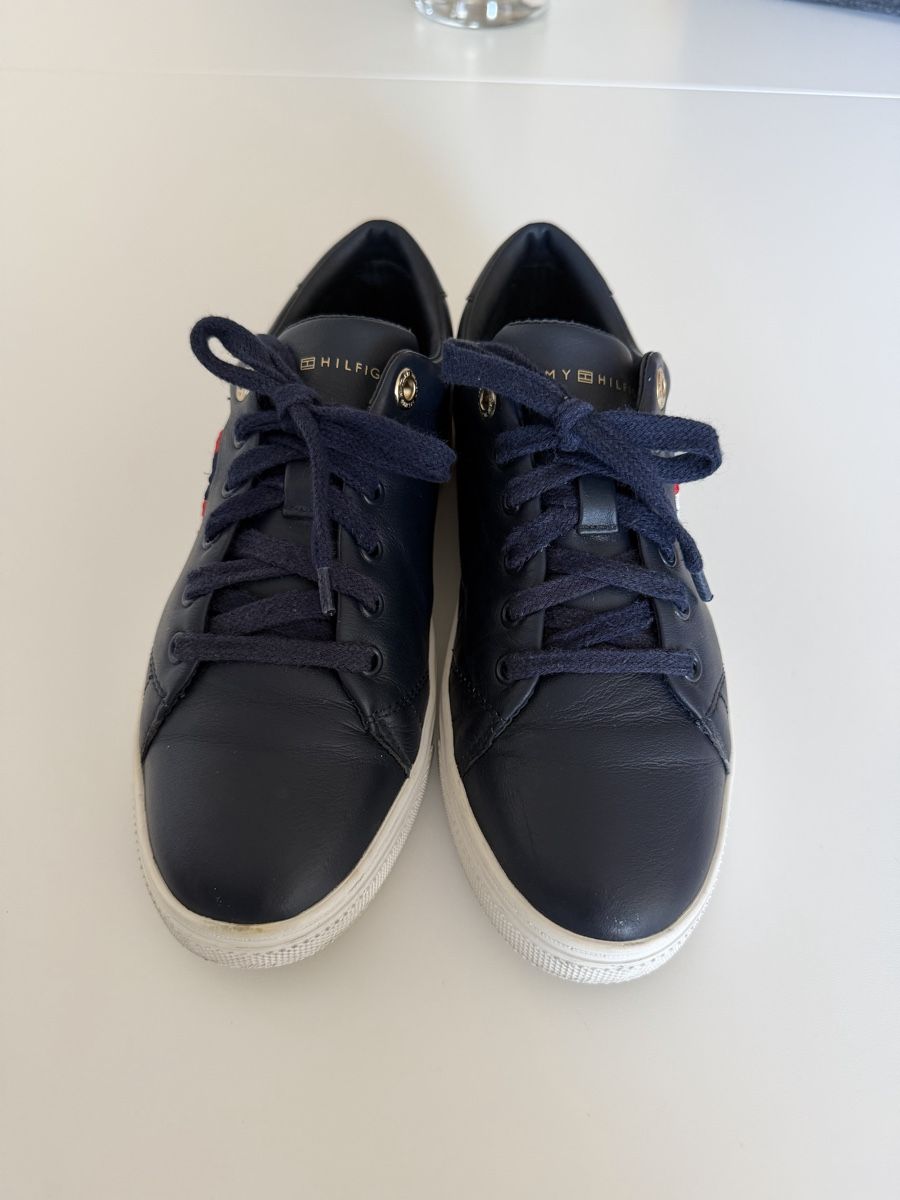 Tommy Hilfiger Scarpe per ragazzi: Tommy Hilfiger Sneaker dunkelblau Gr 37 – Usato da Basel venduto da Ksjusha