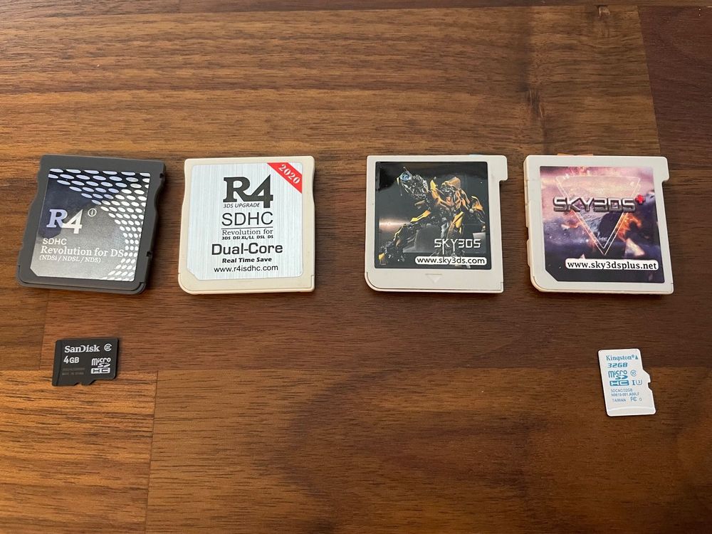 Sky3ds plus, sky3ds, and 2 R4 cards. With 32GB and 4GB SD Kaufen auf Ricardo