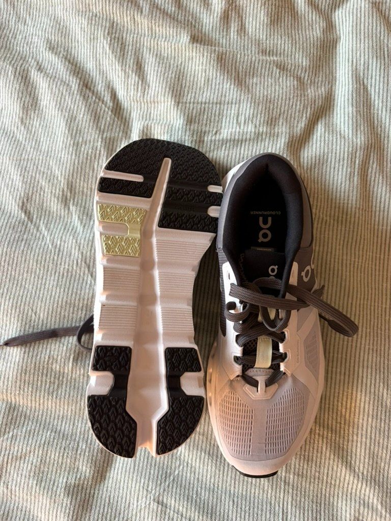 On Herrenschuhe: ON Cloudrunner Laufschuhe Grau Grösse EU 43 – Neu (gemäss Beschreibung) aus Zürich von henridv 1
