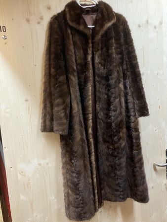 Brauner Nerzmantel Gr: S/M 