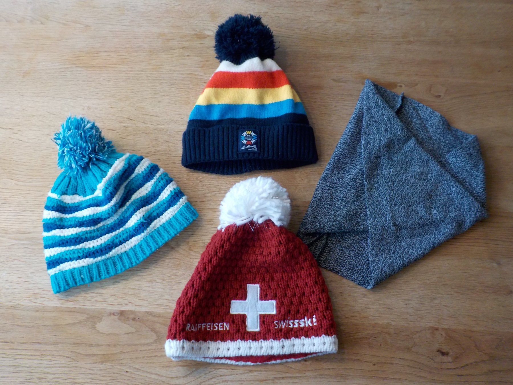 Kleiderpakete: Kleiderpaket Wintermützen/Schal 4teilig – Gebraucht aus Zürich von piervier4