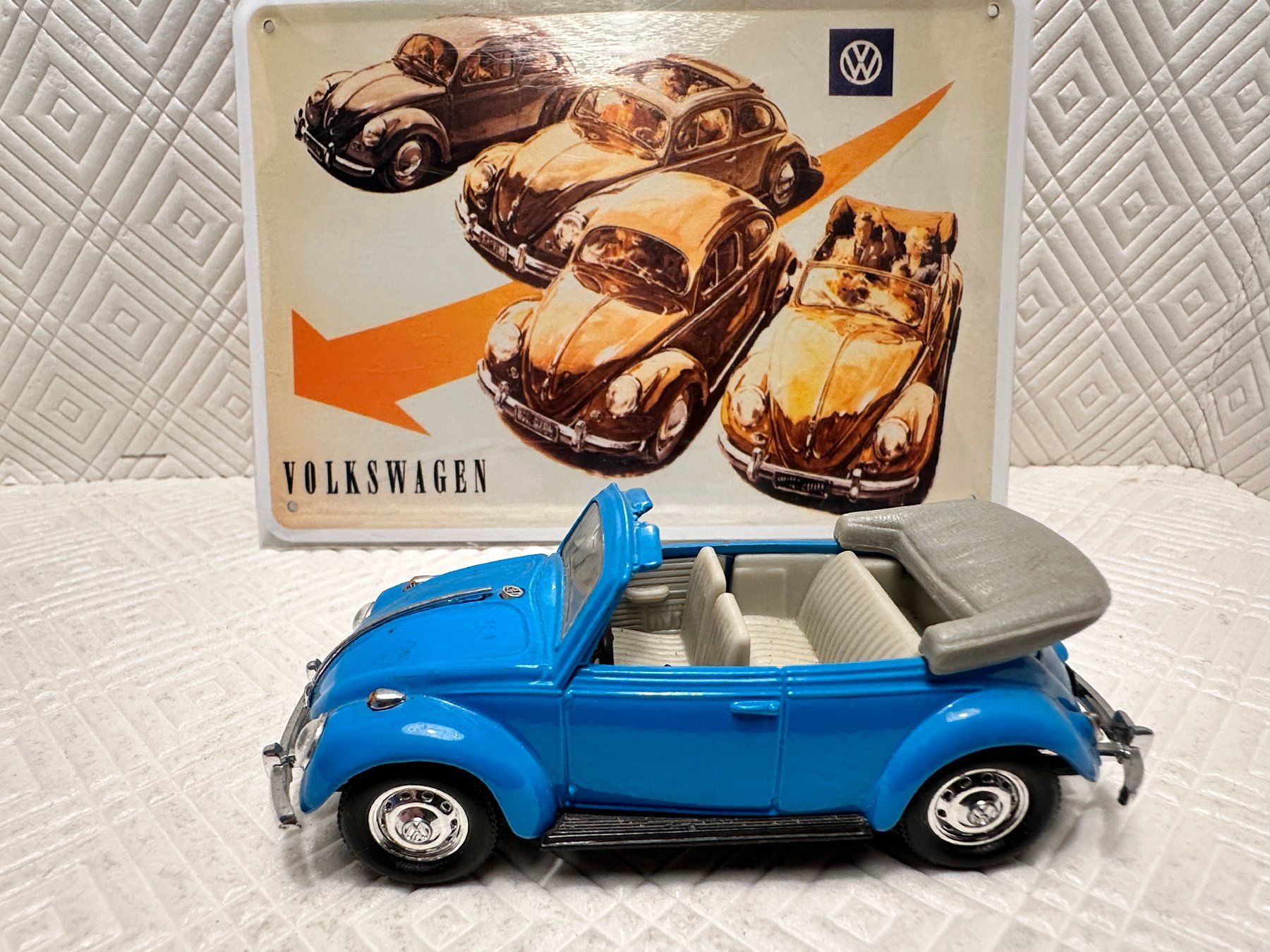 Volkswagen Modellini d'auto: VW Käfer Cabriolet & Postkarte – Nuovo (secondo la descrizione) da Seuzach venduto da Jage 1