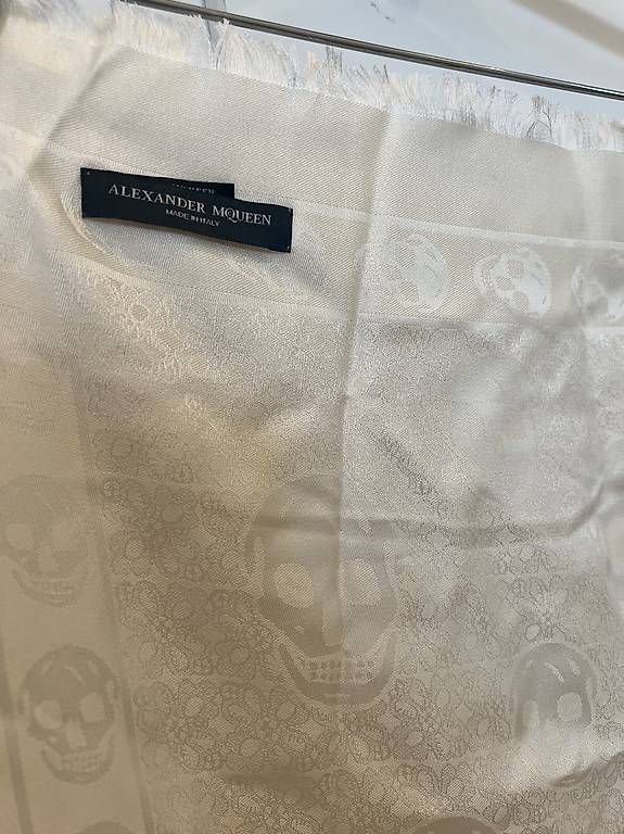 Alexander Mcqueen Foulard & Sciarpe: Alexander McQueen Seidentuch mit ikonisches SkullMotiv – Usato da Breganzona venduto da maggy_l