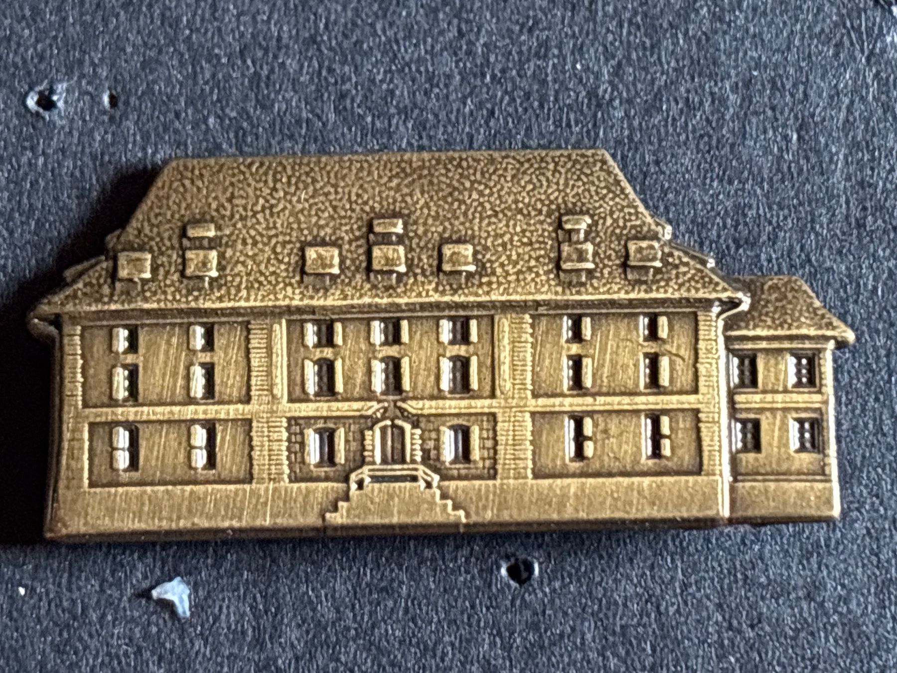 Plaquettes & Badges: Pin Gebäude pm – D'occasion à Lützelflüh-Goldbach par NicoleL.